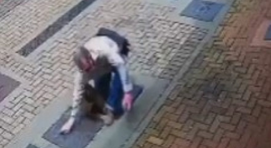 Idoso com deficiência visual cai em tampão da Copel que estava quebrado no Centro
