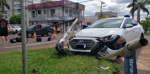 Elantra derruba semáforo após colisão na Avenida Brasil