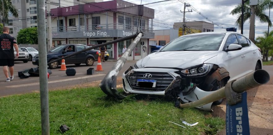 Elantra derruba semáforo após colisão na Avenida Brasil