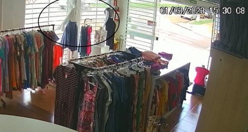 Câmera registra momento da colisão que derrubou semáforo