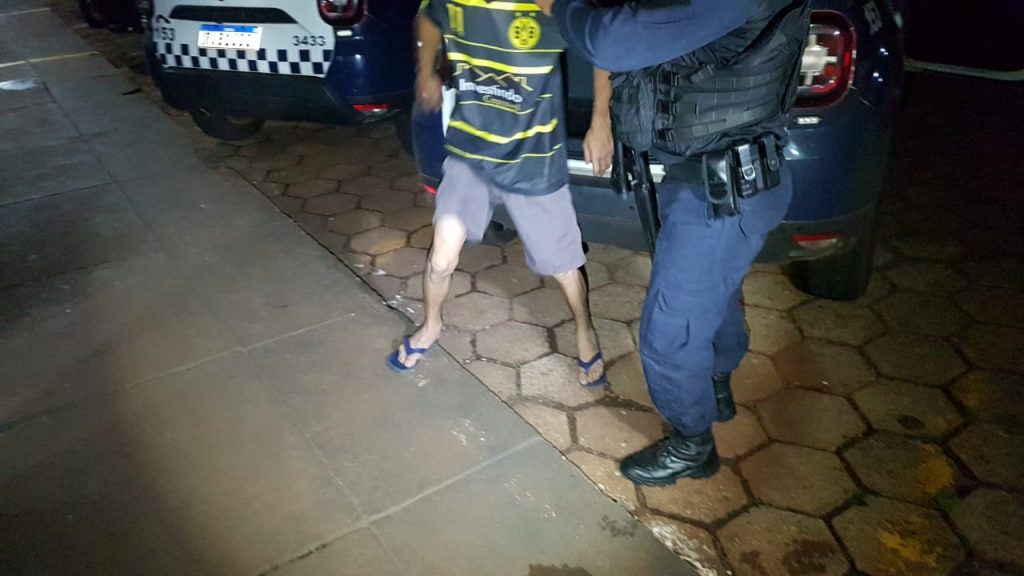 Homem é detido acusado de agredir mulher e os dois filhos