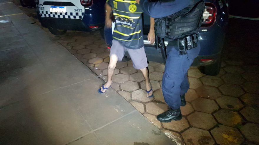 Homem é detido acusado de agredir mulher e os dois filhos