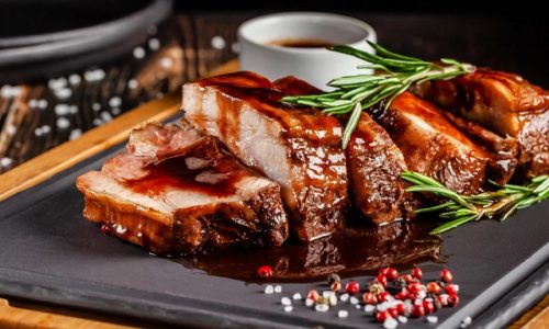 Restaurante Popular serve lombo suíno ao molho madeira no almoço