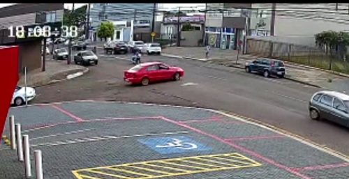 Vídeo mostra carro acessando via preferencial e batendo com moto