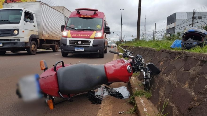 Acidente de trânsito deixa motociclista ferido na Av. Carlos Gomes