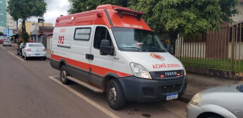 Mulher entra em surto e ameaça familiares de morte
