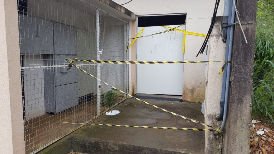 Porta de alumínio é arrombada e furtada na UPA Brasília