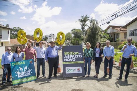 Curitiba – Greca e trabalhadores comemoram marca de 800 km de asfalto novo em Curitiba Imagem referente a Curitiba – Greca e trabalhadores comemoram marca de 800 km de asfalto novo em Curitiba