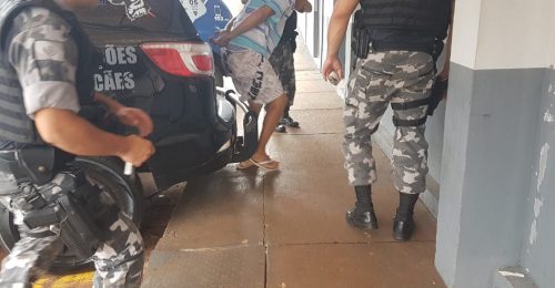 Homens são presos pelo Pelotão de Choque no Bairro Alvorada