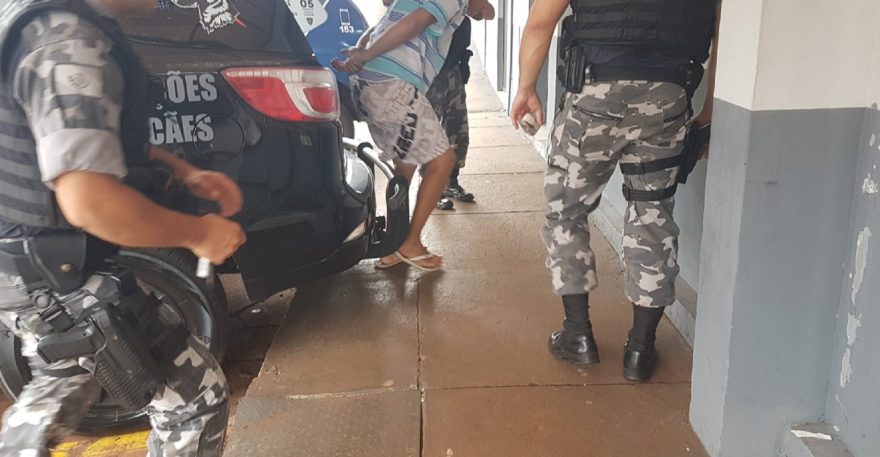 Homens são presos pelo Pelotão de Choque no Bairro Alvorada
