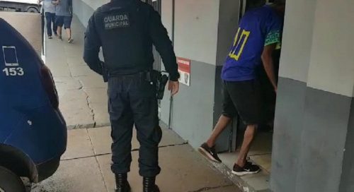 Homem é detido por ameaçar adolescente