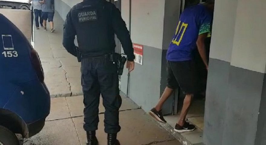 Homem é detido por ameaçar adolescente