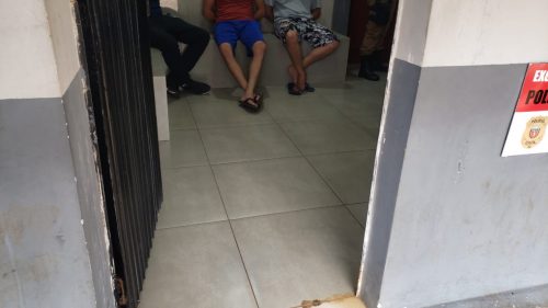 Três homens são detidos por posse ilegal de arma de fogo