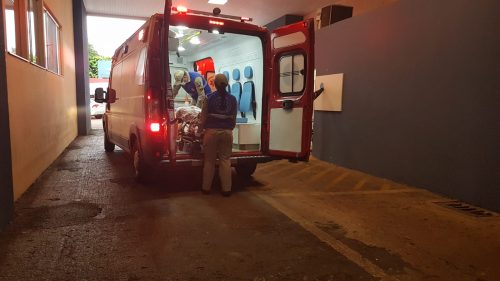 Trabalhador de posto de combustíveis fratura as costelas após sofrer queda