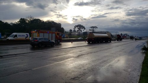 Motociclista fica ferida em acidente na BR-277 em Cascavel