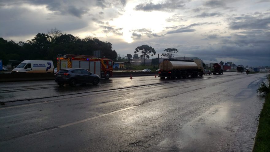 Motociclista fica ferida em acidente na BR-277 em Cascavel