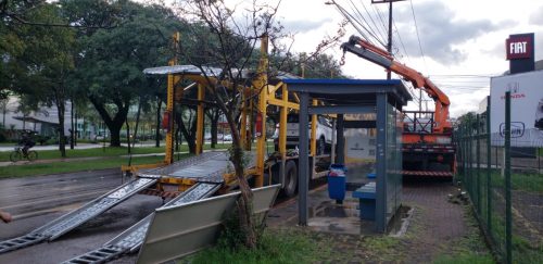 Caminhão quebra em frente a ponto de ônibus e atrapalha usuários do transporte público