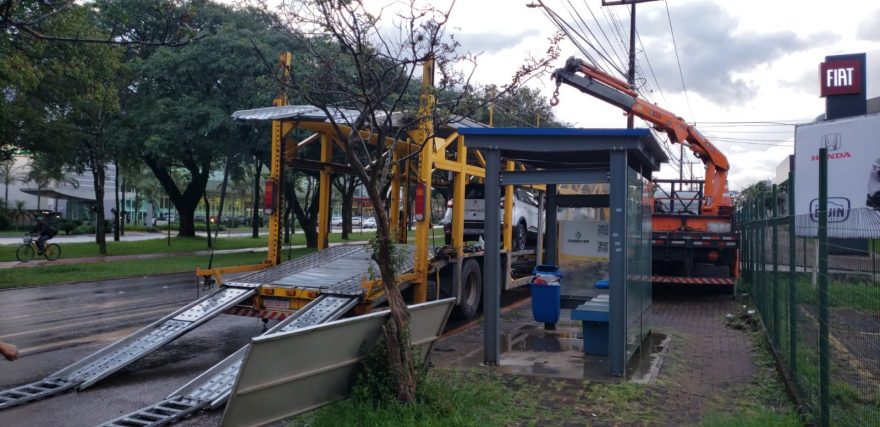 Caminhão quebra em frente a ponto de ônibus e atrapalha usuários do transporte público
