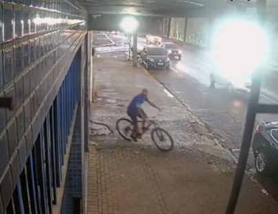 Câmera de segurança registra furto de bicicleta na Avenida Carlos Gomes