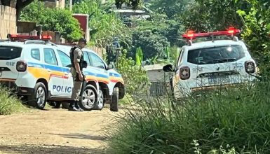 Imagem referente a Após vizinhos sentirem cheiro de carniça, polícia encontra cativeiro de crianças