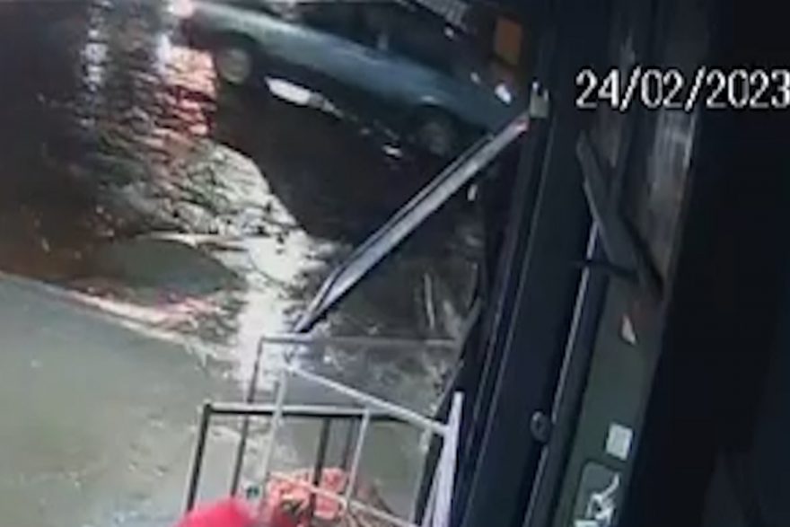 Dono de Civic pede ajuda para achar condutor que se envolveu em colisão e se evadiu