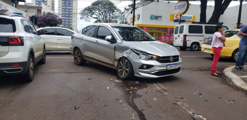 Gol e Cronos se envolvem em colisão na Rua Paraná, no Centro