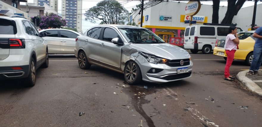 Gol e Cronos se envolvem em colisão na Rua Paraná, no Centro