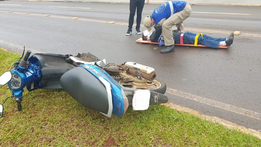 Motociclistas ficam feridos após acidente de trânsito na Av. Tancredo Neves