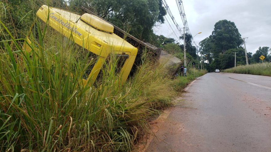 Carreta vai parar na valeta para evitar colisão frontal na Rio da Paz