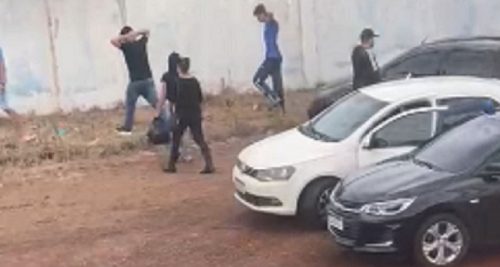Passageira de ônibus flagra momento em que compristas são assaltados na BR-369