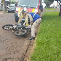 Imagem referente a Motociclista vai parar embaixo de caminhão de auto escola durante acidente na Região do Lago