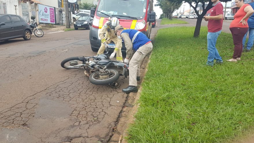 Motociclista vai parar embaixo de caminhão de auto escola durante acidente na Região do Lago