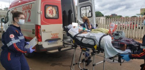 Adolescente é socorrido por vizinhos após ser baleado no Cascavel Velho