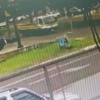 Imagem referente a Câmera de segurança registra acidente em que motociclista ficou em estado grave na Avenida Rocha Pombo