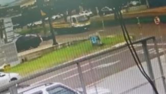 Câmera de segurança registra acidente em que motociclista ficou em estado grave na Avenida Rocha Pombo