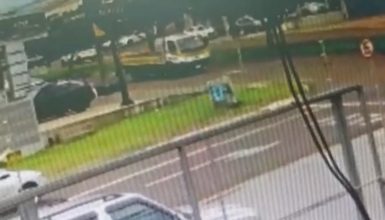 Imagem referente a Câmera de segurança registra acidente em que motociclista ficou em estado grave na Avenida Rocha Pombo