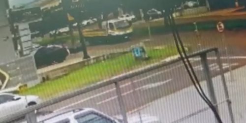 Câmera de segurança registra acidente em que motociclista ficou em estado grave na Avenida Rocha Pombo