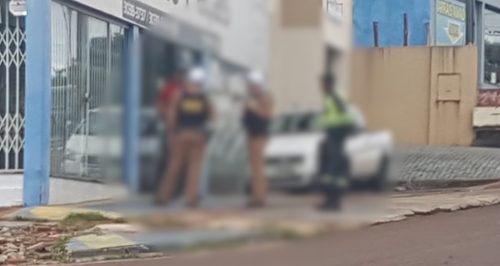 Polícia Militar realiza abordagem de homem em atitude suspeita na Avenida Rocha Pombo