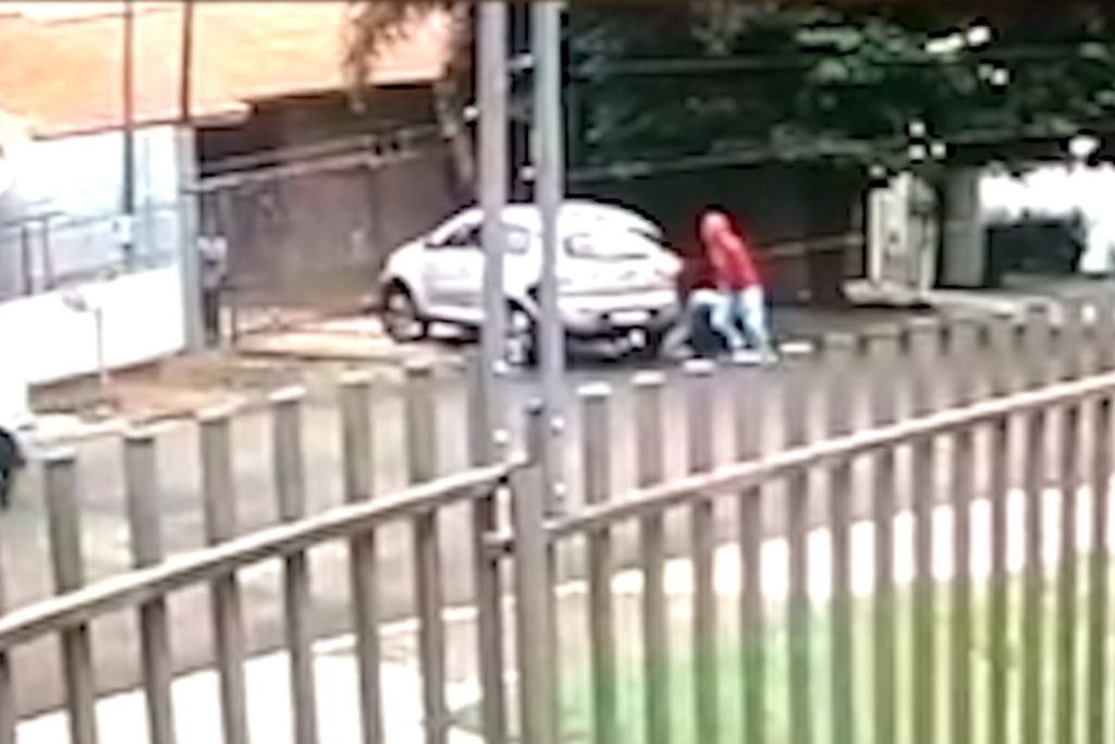 Câmera flagra trio rendendo vítimas e fugindo com Sportage no Tropical