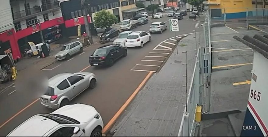 Câmera registra acidente que matou motoboy em Londrina