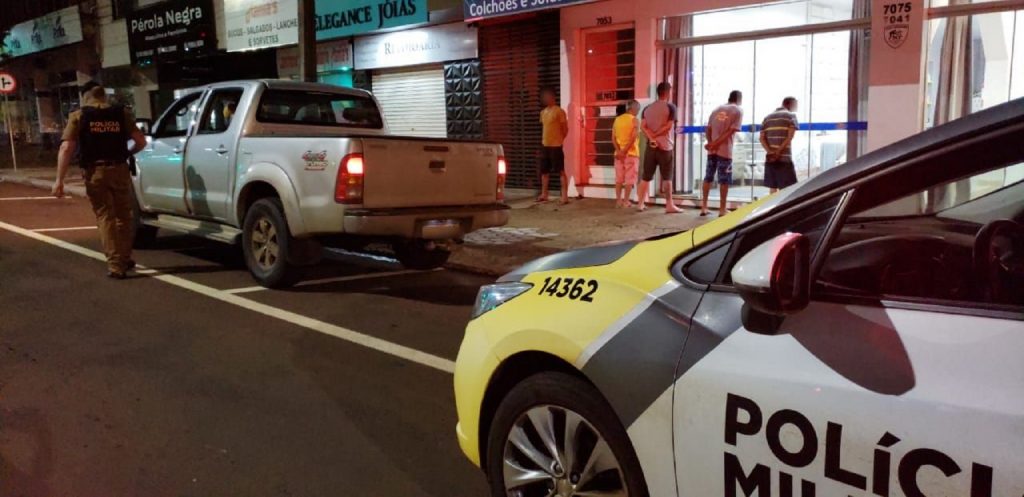 Hilux de Maringá é abordada durante Operação Cratos e dois são detidos com maconha