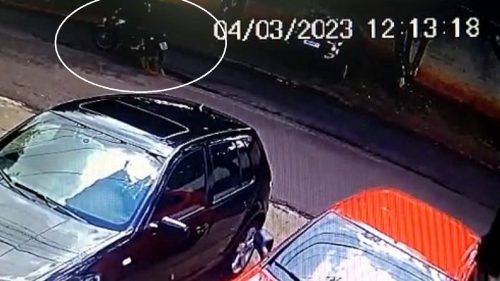 Motociclista sofre queda ao passar em buraco na Rua Benjamin Constant