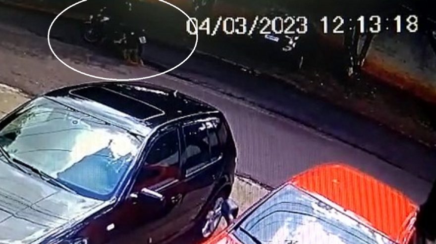 Motociclista sofre queda ao passar em buraco na Rua Benjamin Constant