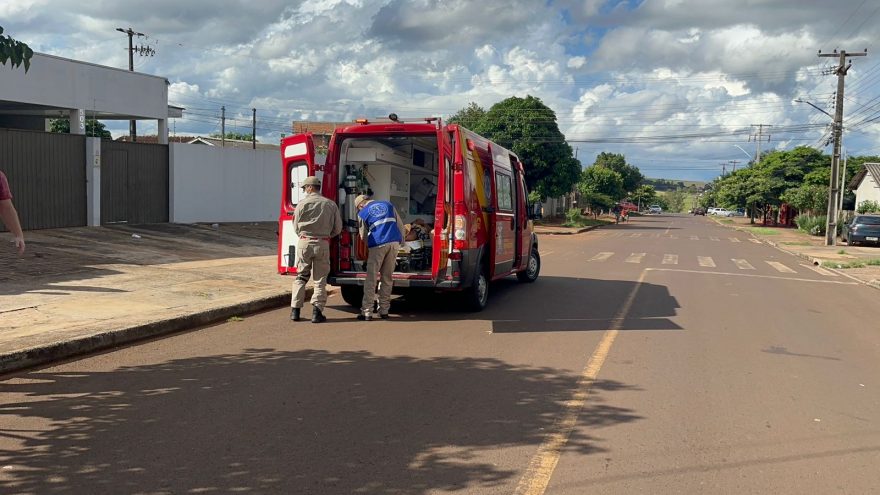 Duas pessoas ficam feridas após colisão entre carro e moto