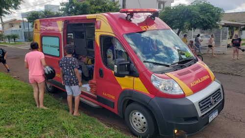 Bola é jogada para o meio da rua e motociclista ao desviar, sofre queda