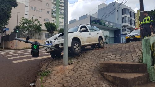Parati derruba semáforo no Centro de Cascavel