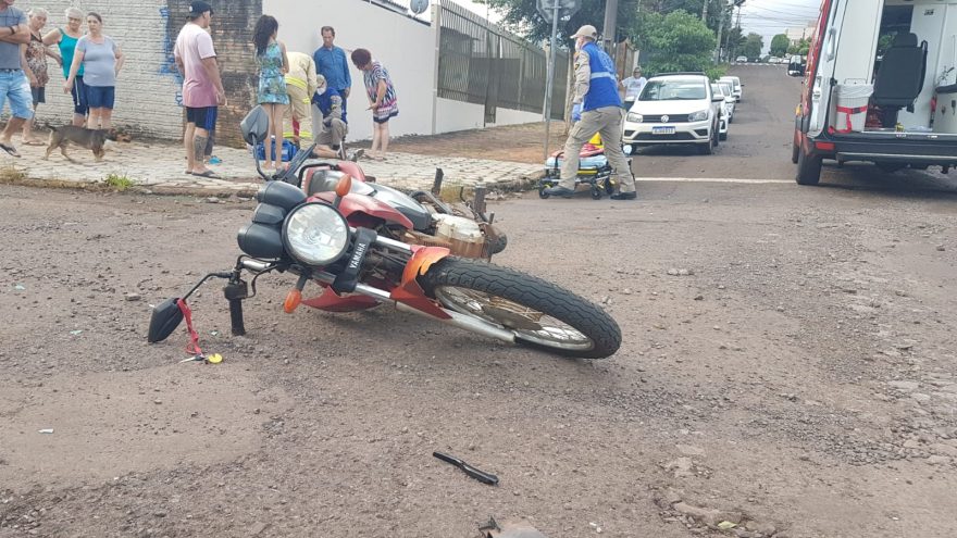 Motociclista fica ferido após bater com carro na Rua Santa Catarina