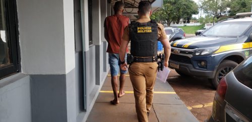Homem invade festa de aniversário procurando desafeto e ao ser tocado para fora dá pedrada na cabeça de dona da casa