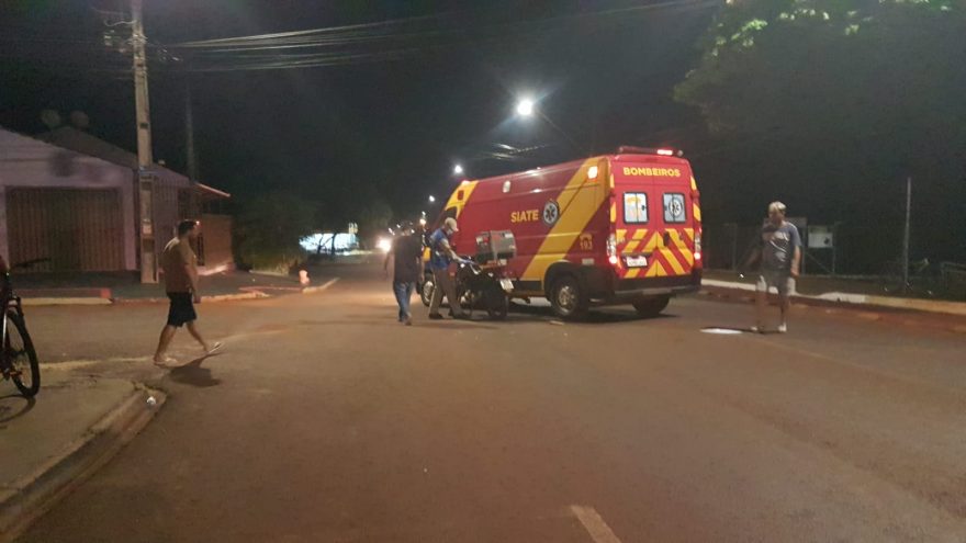 Motociclista fica ferido após bater moto contra Corsa no Santo Onofre