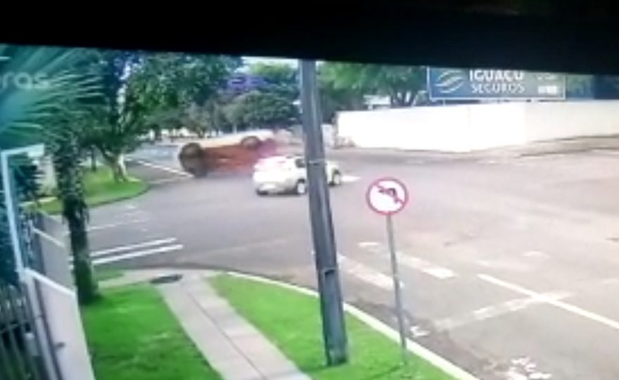 Vídeo mostra SW4 capotando em após ser atingida por Uno